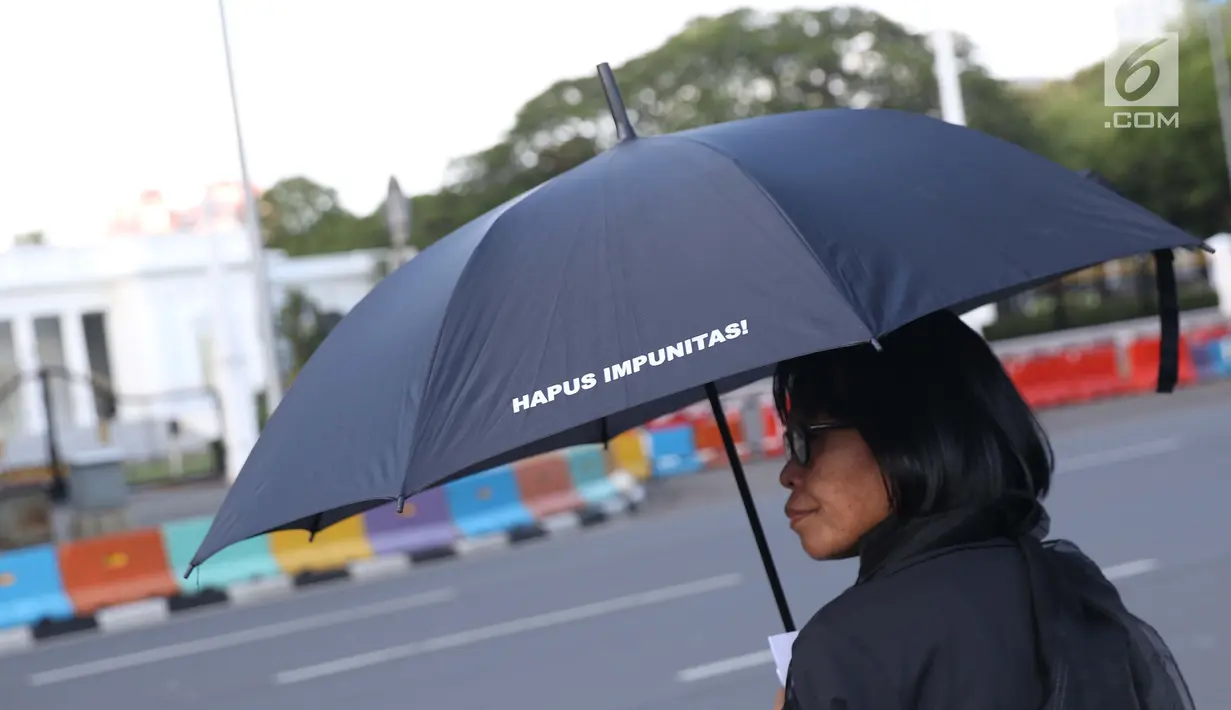 Aktivis melaksanakan aksi kamisan perdana di tahun 2019 di depan Istana Negara, Jakarta, Kamis (3/1). Mereka meminta pemerintah menuntaskan penyelesaian kasus pelanggaran HAM masa lalu. (Liputan6.com/Helmi Fithriansyah)