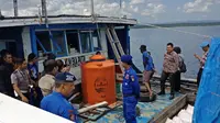 Polisi Selayar tangkap kapal bermuatan 50 ton bahan bom asal Malaysia (Liputan6.com/ Eka Hakim)