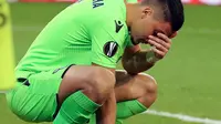 Kiper Lazio, Thomas Fotaq Strakosha bereaksi setelah kalah telak dari Red Bull Salzburg pada leg kedua perempat final Liga Europa di Red Bull Arena, Jumat (13/4). Lazio gagal melangkah ke semifinal usai disingkirkan Salzburg 1-4. (KRUGFOTO/APA/AFP)