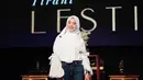 Penampilan Lesty Kejora saat menggunakan baju dan hijab berwarna putih ini tetap terlihat menawan meski dipadukan dengan celana denim. Bahkan, ia pun terlihat menggunakan riasan natural serta jam tangan sebagai pemanis penampilannya. (Liputan6.com/IG/@lestykejora)