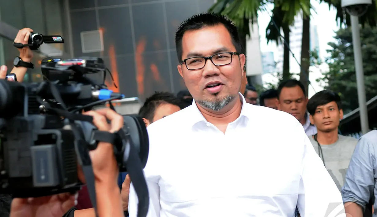 Bupati Empat Lawang Budi Antoni Aljufri mendatangi kantor KPK, Senin (1/9/2014) (Liputan6.com/Faisal R Syam)