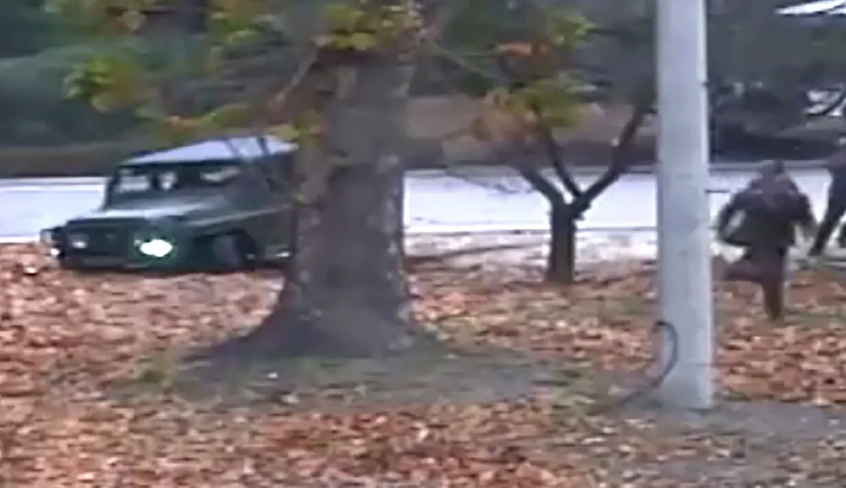 Rekaman CCTV menunjukkan seorang tentara pembelot Korea Utara (kedua kanan) dikejar salah satu rekannya menuju area Zona Demiliterisasi (DMZ), dalam rilis Komando PBB (UNC) di Seoul, Korea Selatan, Rabu (22/11). (HANDOUT/UNITED NATIONS COMMAND/AFP)