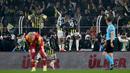 Pemain Fenerbahce, John Duran (tengah kanan) merayakan gol penyeimbang 1-1 ke gawang Galatasaray dalam laga lanjutan Liga Super Turki 2025/2026 di Chobani Stadium, Istanbul, Turki, Senin (01/12/2025) waktu setempat. (AP Photo/Khalil Hamra)