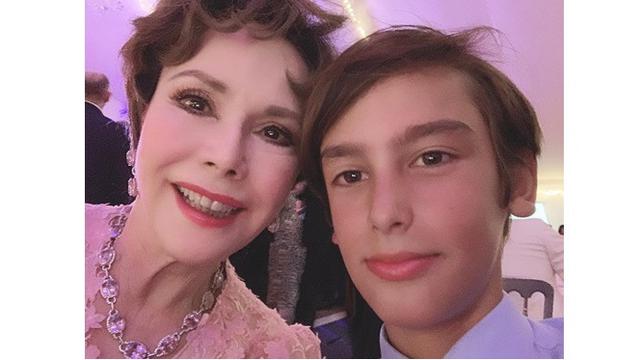 Jarang Terekspos, Ini 6 Momen Kebersamaan Dewi Soekarno Bersama Cucu