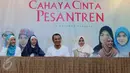 Ustadz Yusuf Mansur bersama para pemain film Cahaya Cinta Pesantren menggelar konferensi pers, Jakarta, Senin (25/1/2016). Film ini diadaptasi dari novel karya Ira Madan dan digarap oleh rumah produksi Fullframe Picture. (Liputan6.com/Herman Zakharia)
