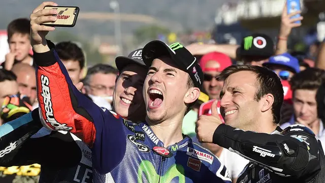 Jorge Lorenzo sukses meraih gelar juara dunia MotoGP dengan memenangi seri di Sirkuit Valencia, Spanyol pada Minggu (8/11/2015).