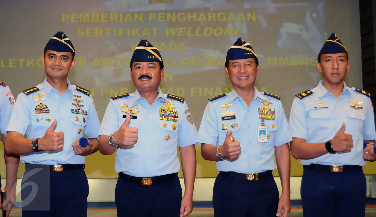 KSAU, Marsekal TNI Hadi Tjahjanto (kedua kiri) berfoto bersama Wakasau Marsdya TNI Hadiyan S dan Letkol PNB Anton Palaguna serta Lettu PNB Ahmad Finandika usai memberikan penghargaan Welldone di Jakarta, Jumat (21/4). (Liputan6.com/Helmi Fithriansyah)