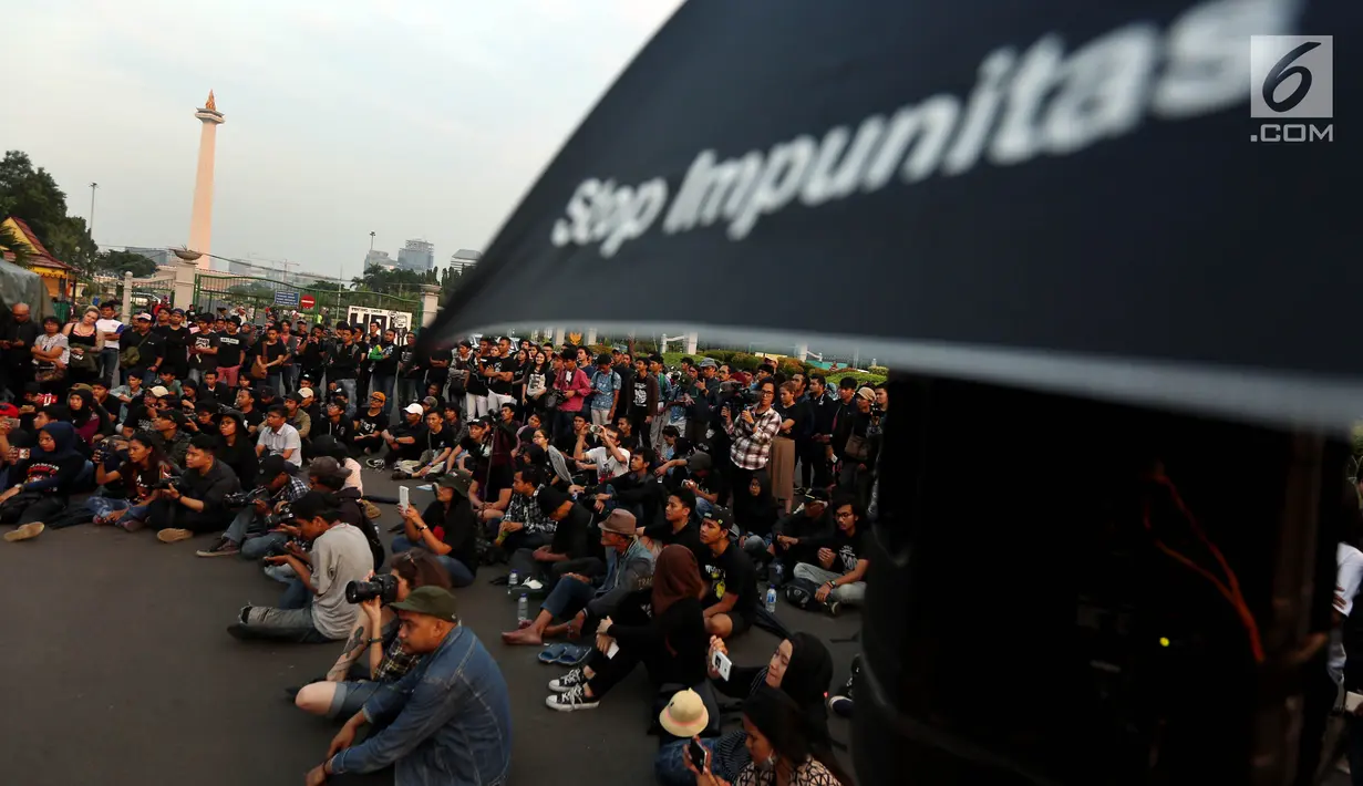Aktivis Jaringan Solidaritas Korban untuk Keadilan menggelar aksi Kamisan ke-502, Jakarta, Kamis (10/8). Aksi meminta pemerintah mewujudkan komitmen dalam menyelesaikan kasus pelanggaran HAM berat pada masa lalu. (Liputan6.com/Johan Tallo)