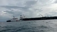 Kementerian Perhubungan sigap mengerahkan 2 kapal patroli Kesatuan Penjagaan Laut dan Pantai merespons kandasnya kapan tanker MT Young Yong di perairan Kepulaun Riau