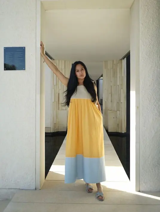 Tak jarang, ia memadukan busana dengan warna-warna berani. (Instagram/donnaharunofficial).