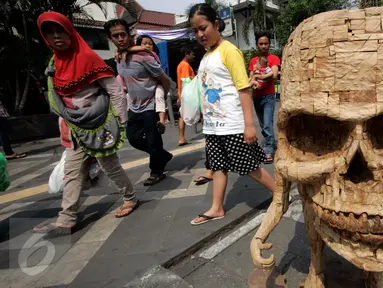 Pengunjung melintasi karya instalasi dari limbah kayu yang menghiasi Jl.Malioboro, Yogyakarta, (5/6).Pameran seni rupa ruang publik di pajang bertujuan  untuk memperindah kawasan Malioboro yang ramai di kunjungi pejalan kaki.(Boy Harjanto)