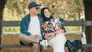 Hampir 9 tahun membina rumah tangga, Poppy Bunga dan suami selalu terlihat mesra. Bumbu romantis itu menjadi rahasia keharmonisan mereka. Salah satunya dengan berlibur bersama. Tak tanggung-tanggung, liburan mereka sampai ke benua Eropa. Bersender di bahu suami sambil menikmati kesejukkan Paris. (Liputan6.com/IG/@poppybungariphat)