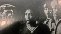 Kartu merah Iswadi Idris di final perserikatan 1975 memicu keributan antara pemain Persija dengan PSMS (Bola.com/Repro Merdeka)