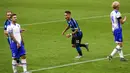 Pamain Inter Milan Lautaro Martinez (kedua kanan) melakukan selebrasi usai mencetak gol ke gawang Sampdoria dalam pertandingan Serie A di Stadion San Siro, Milan, Italia, Minggu (21/6/2020). Inter Milan mengalahkan Sampdoria 2-1. (AP Photo/Antonio Calanni)