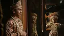 Lihat betapa gagahnya Raditya Dika saat mengenakan busana tradisional Palembang. Anissa juga tampak anggun dengan hiasan kepala khas Palembang. (Foto: instagram.com/aldosinarta)