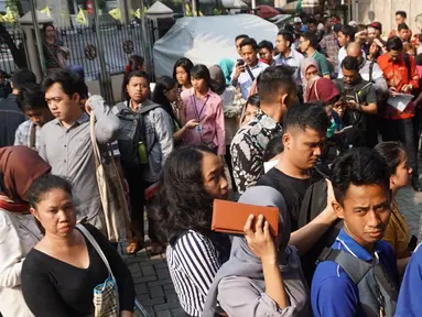 Antrean warga saat mengurus surat pindah tempat memilih atau Formulir A5 Pemilu 2019 di Kantor KPUD Jakarta Selatan, Jakarta, Rabu (10/4). Ratusan warga rela mengantre sejak pagi untuk mengurus Formulir A5. (Liputan6.com/Herman Zakharia)