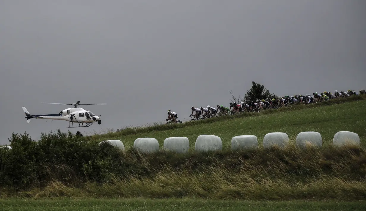 Helikopter merekam gambar para pebalap pada etape ke-10 yang berjarak 197km  Tour de France edisi 103. (12/7/2016). (AFP/Jeff Pachoud)