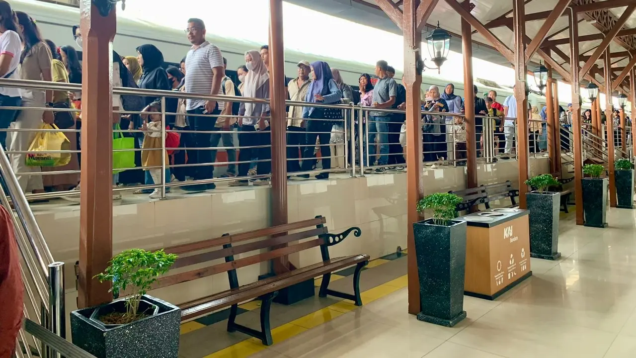 Penumpang kereta api. (Liputan6.com/Reza Efendi)