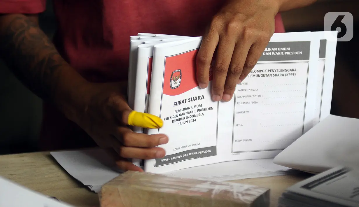 Diketahui ada banyak dus yang terlihat, di mana setiap satu dus berisi 500 lembar surat suara. (merdeka.com/Imam Buhori)