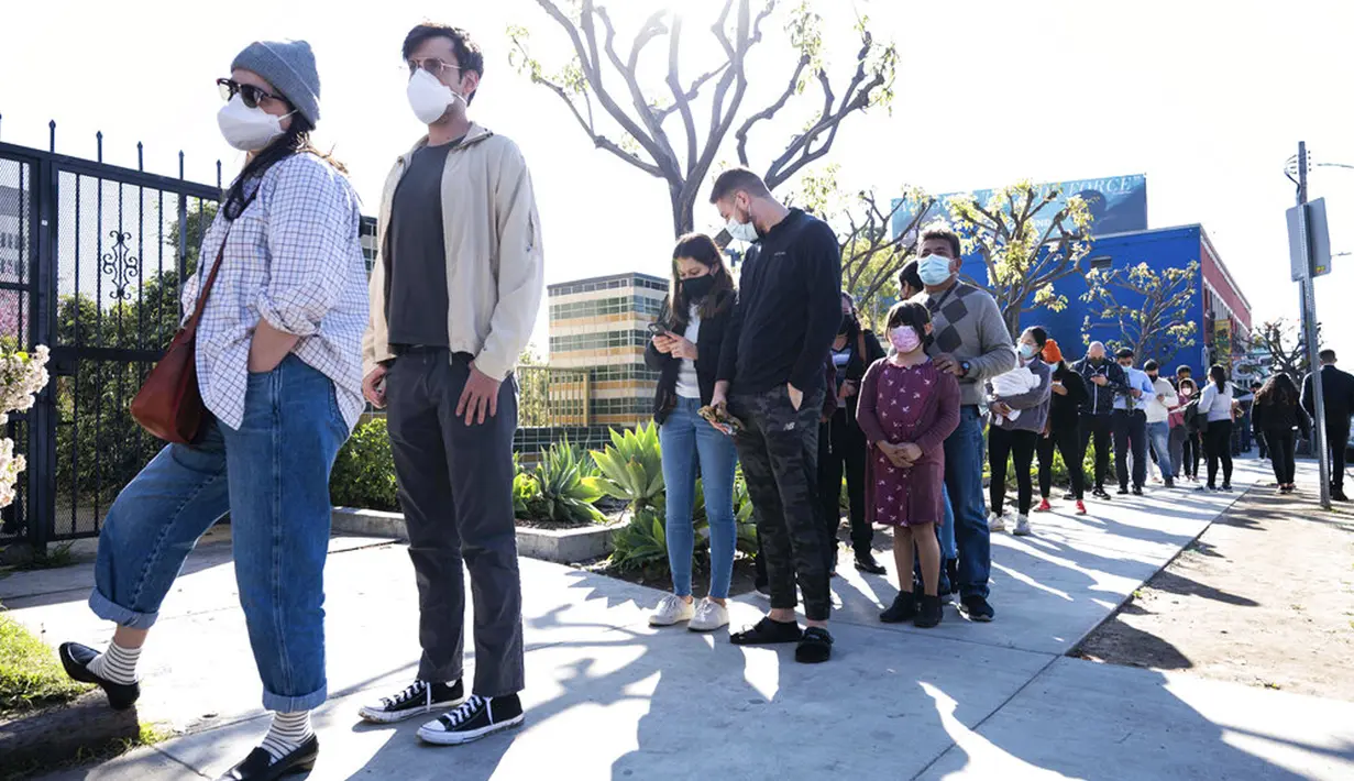 Orang-orang mengantre untuk tes COVID-19 di Echo Park, California, Amerika Serikat, 4 Januari 2022. Dalam sebulan California memiliki 22.000 pasien COVID-19 di rumah sakit, puncak gelombang musim dingin. (Sarah Reingewirtz/The Orange County Register via AP)