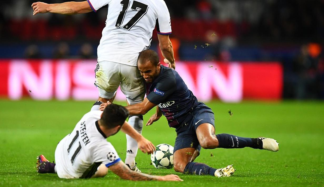 Pemain PSG, Lucas Moura, berebut bola dengan pemain Basel dalam laga lanjutan Grup A Liga Champions di Stadion Parc Des Princes, Paris, Kamis (20/10/2016) dini hari WIB. (AFP/Franck Fife)