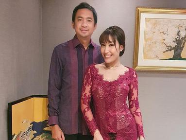 Ayu Dewi menjadi salah satu presenter TV yang kerap kali mengunggah foto saat mengenakan kebaya modern di akun media sosial pribadinya. Kali ini, ia tampil memukau dengan kebaya modern brokat berwarna burgundy. (Liputan6.com/IG/@mrsayudewi)