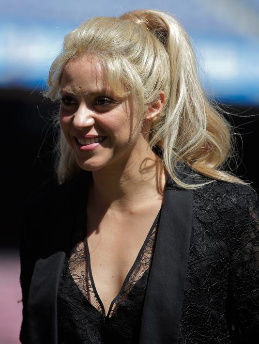Penyanyi Kolombia, Shakira saat menghadiri acara amal bersama Barcelona FC di Stadion Camp Nou, Barcelona di Spanyol, Selasa (28/3). Duta UNICEF itu akan membangun sekolah bekerja sama dengan klub Barcelona dan Yayasan La Caixa.(AP Photo/Manu Fernandez)