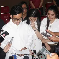 Gibran Rakabuming Raka didampingi sang istri Selvi Ananda dan kakak ipar Dita Andini saat memberikan keterangan pers, Selasa (3/4/2018) malam. (Liputan6.com/Fajar Abrori)