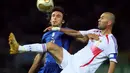 Gelandang Italia, Andrea Pirlo, menjaga gelandang Prancis, Zinedine Zidane, pada laga final Piala Dunia di Stadion Olympic, Berlin, Minggu (9/72006). Pada turnamen ini Pirlo berhasil mengantar Italia juara. (AFP/Patrik Stollarz)