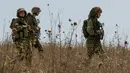 Tentara wanita Israel dari Batalion Bardalas melakukan penyisiran saat menjalani latihan di sebuah kamp militer di dekat Yoqne'am Illit, Israel Utara, (13/9). Batalion Bardales resmi beroperasi pada Juli 2015. (AFP Photo/Jack Guez)