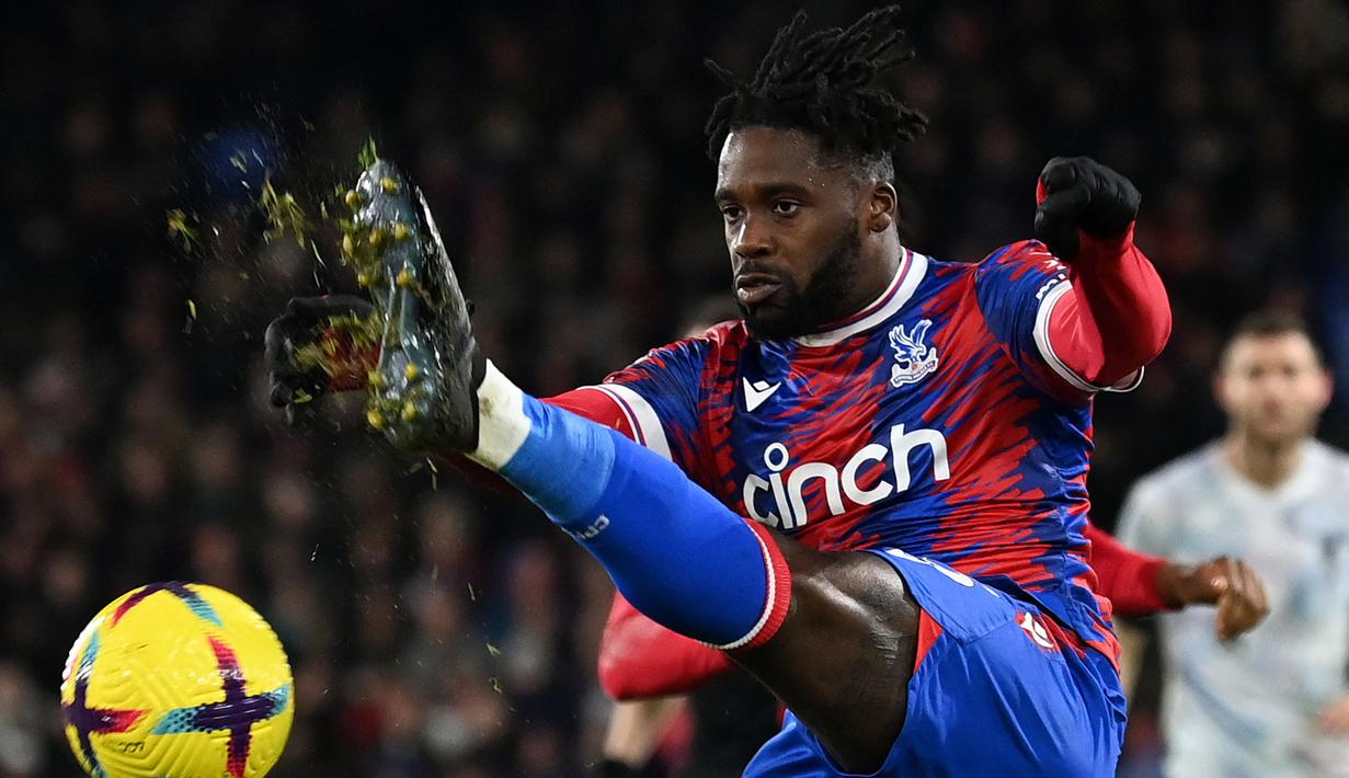 Gelandang Crystal Palace, Jeffrey Schlupp berusaha menghalau bola saat menghadapi Liverpool pada laga Liga Inggris 2022/2023 di Selhurst Park, London (25/2/2023). Jeffrey Schlupp saat ini tengah menjalani musim ke-8 bersama Crystal Palace sejak didatangkan pada tengah musim 2016/2017 dari Leicester City dengan nilai transfer 13,8 juta euro. Hingga kini, Crystal Palace dan Leicester City menjadi dua klub yang pernah dibelanya di Premier League Liga Inggris. (AFP/Glyn Kirk)