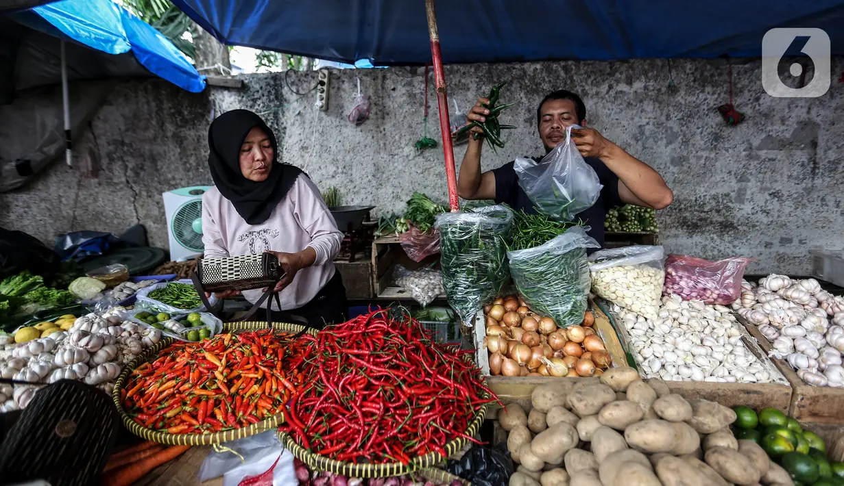Padagang  kebutuhan pokok menunggu pembeli di Pasar Tradisional Kebayoran, Jakarta Selatan, Senin, (5/9/2022). Harga sembako berpotensi naik lantaran biaya logistik semakin mahal menyusul kenaikan harga bahan bakar minyak (BBM) yang secara resmi diumumkan beberapa waktu lalu. (Liputan6.com/Johan Tallo)