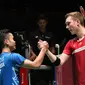 Tunggal putra Indonesia, Anthony Sinisuka Ginting, bersalaman dengan pemain Denmark, Viktor Axelsen setelah laga perempat final Jepang 2018, Jumat (14/9/2018). (PBSI)