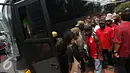 Mahasiswa Papua saat masuk kedalam mobil petugas usai berunjuk rasa di kawasan Bunderan HI, Jakarta, Selasa (1/12). Massa menyerahkan diri sebagai bentuk solidaritas usai puluhan lainnya diamankan petugas pascabentrok. (Liputan6.com/Immanuel Antonius)
