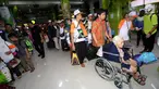 Pemudik antre masuk ke dalam Stasiun Gambir, Jakarta, Selasa (12/9). Sebanyak 1.000 pemudik diberangkatkan menggunakan kereta api executive secara cuma-cuma. (Liputan6.com/Fery Pradolo)