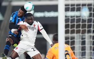 Honest Ahanor berebut bola udara dengan Fikayo Tomori dalam laga Serie A antara Atalanta vs AC Milan di Gewiss Stadium, 29 Oktober 2025. (Spada/LaPresse via AP)
