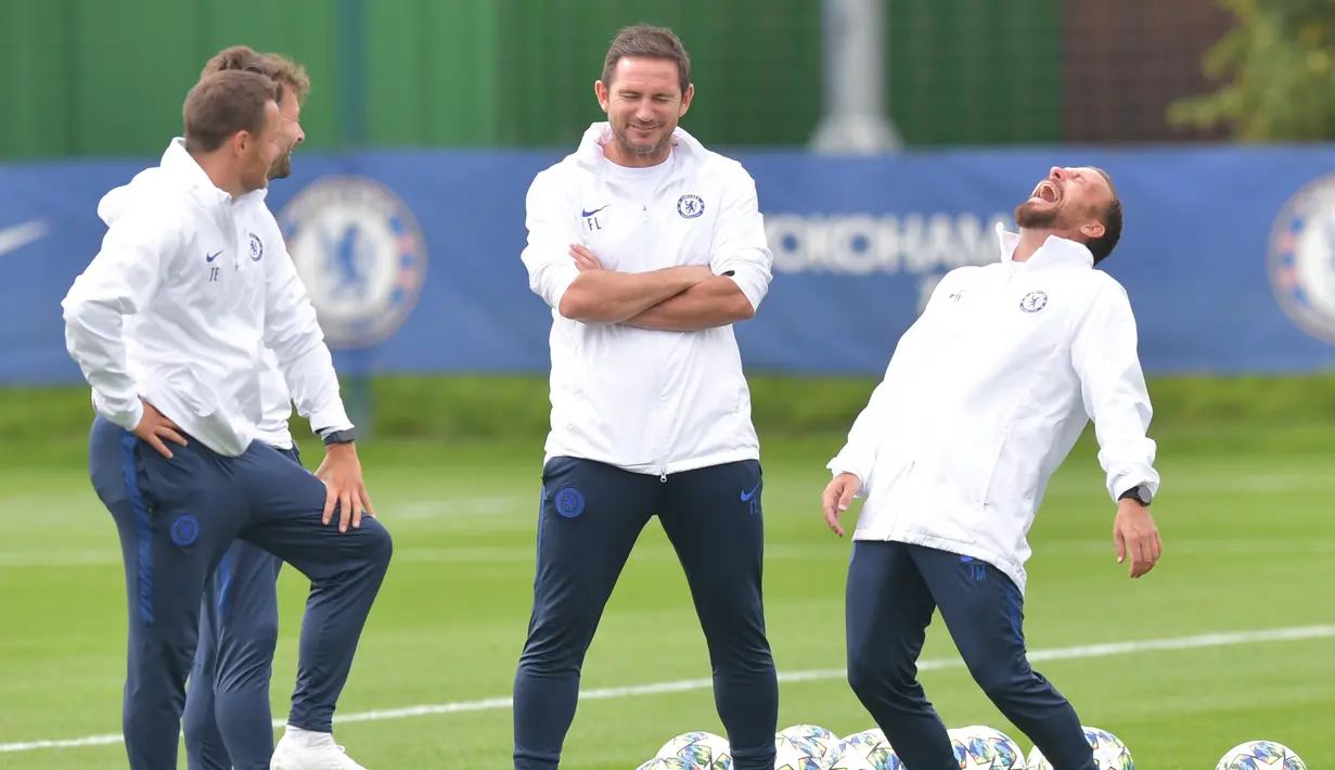 Pelatih Chelsea, Frank Lampard saat memimpin sesi pelatihan di kompleks Cobham, London, Inggris (16/9/2019). Chelsea akan bertanding melawan wakil Spanyol, Valencia pada grup H Liga Champions. (AFP Photo/Olly Greenwood)