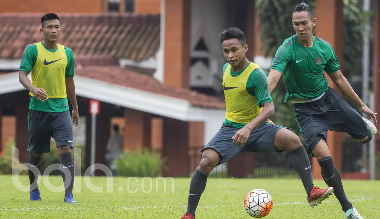 Bek Persipura, Osvaldo Haay, berusaha mengamankan bola dari bek Persija, Ryuji Utomo, saat mengikuti seleksi Timnas Indonesia U-22 di Lapangan SPH Karawaci, Banten, Selasa (28/2/2017). (Bola.com/Vitalis Yogi Trisna)