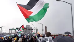 Dalam aksinya, pengunjuk rasa menentang tindakan Israel dan kekurangan pangan yang sedang berlangsung di Jalur Gaza. (DAVID GRAY/AFP)