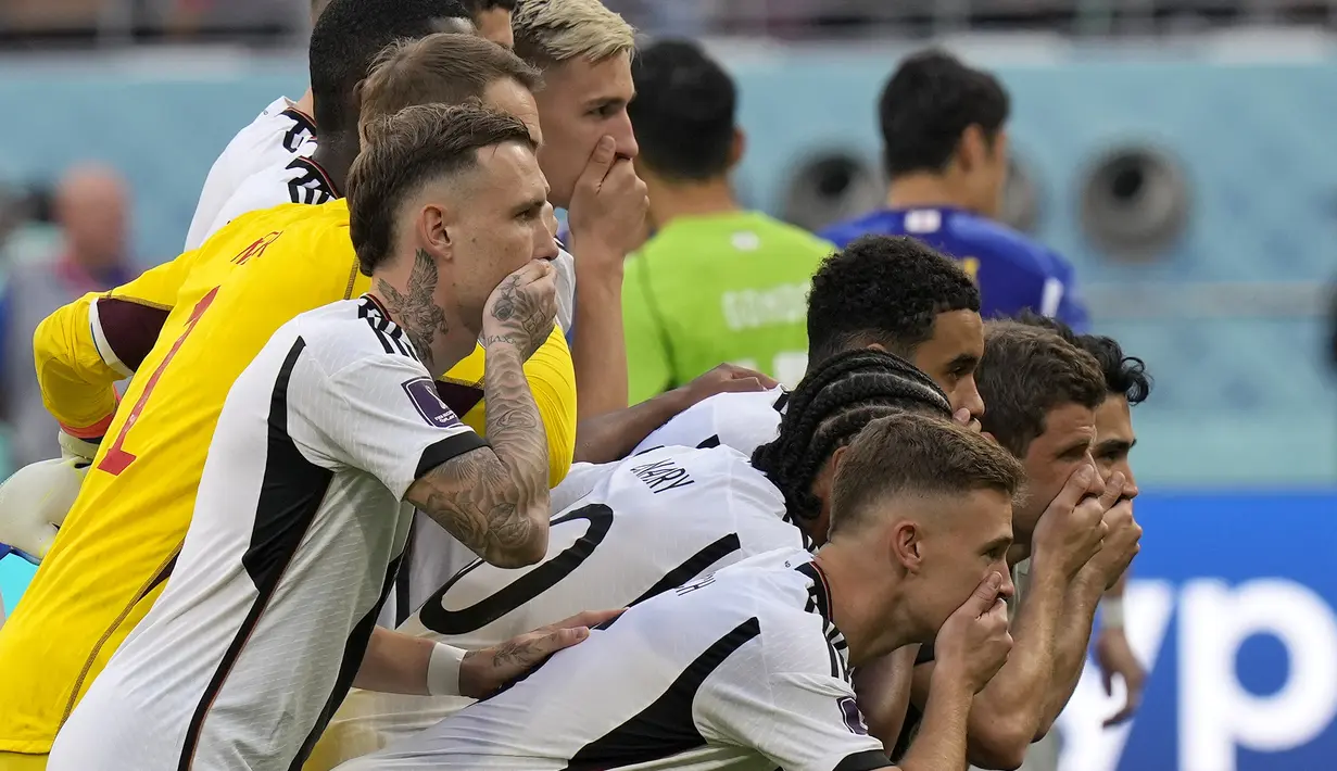 Para pemain timnas Jerman melakukan gestur menutupi mulut saat sesi foto jelang pertandingan Grup E Piala Dunia 2022 Qatar melawan Jepang di Stadion Internasional Khalifa di Doha, Rabu (23/11/2022). Federasi Sepak Bola Jerman (DFB) pun memberikan penjelasan terkait pose tutup mulut para pemain Timnas Jerman di Piala Dunia 2022.  (AP Photo/Eugene Hoshiko)