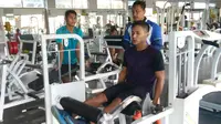 Purwaka Yudi berlatih bersama pemain Arema yang tengah mengembalikan kondisi fisik di ASIFA, Malang, Jumat (30/7/2017). (Bola.com/Iwan Setiawan)