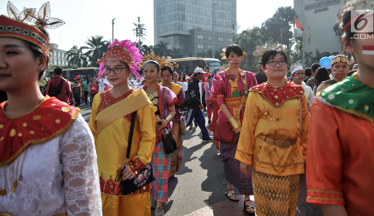 Sejumlah umat lintas agama melakukan gerak jalan menyambut Pemilu 2019 di kawasan Car Free Day, Jakarta, Minggu (21/10). Acara ini melibatkan 6.000 umat Buddha Niciren Syosyu Indonesia (NSI) dan 2.000 umat beragama lainnya. (Merdeka.com/ Iqbal S. Nugroho)