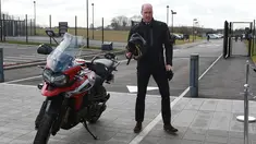Pangeran William berdiri di samping motor Triumph dalam kunjungannya ke pabrik Triumph Motorcycles di Hinckley, Inggris, Selasa (20/2). Dalam kunjungannya itu, Pangeran William sempat menjajal motor Triumph Tiger 1200 terbaru. (Ian Vogler/Pool via AP)