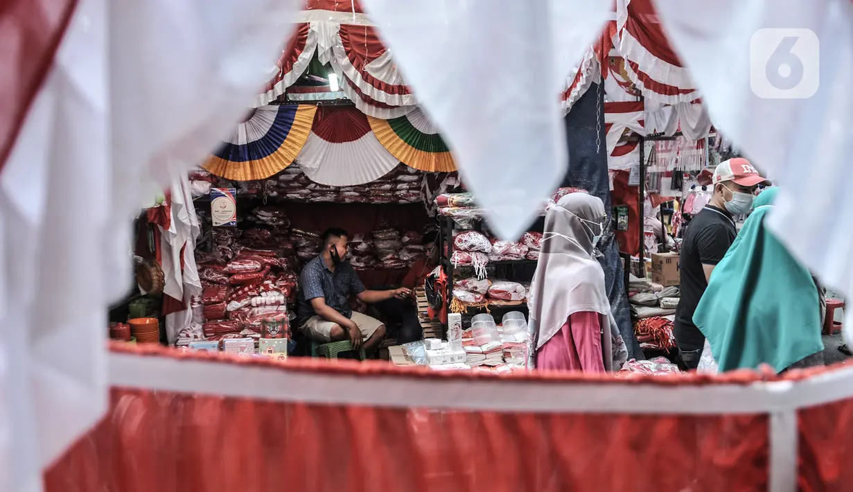 Pedagang menunggu pembeli pernak-pernik Hari Kemerdekaan di Pasar Jatinegara, Jakarta, Minggu (2/8/2020). Menjelang perayaan HUT ke-75 Republik Indonesia, Pasar Jatinegara mulai dipadati warga yang ingin mencari beragam pernak-pernik hiasan kemerdekaan. (merdeka.com/Iqbal Nugroho)