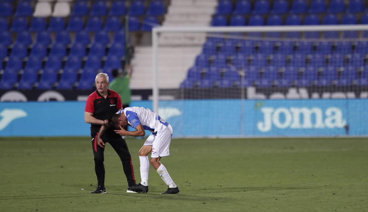Kepala pelatih Leganes Javier Aguirre (kiri) mencoba menghibur pemainnya Jonathan Silva usai menghadapi Real Madrid pada pertandingan La Liga di Stadion Butarque, Leganes, Madrid, Spanyol, Minggu (19/7/2020). Pertandingan berakhir dengan skor 2-2. (AP Photo/Bernat Armangue)