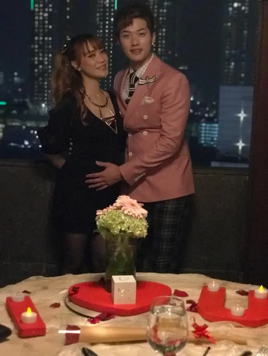 Foto Maternity Lee Jeong Hoon dan Monique Octaviani