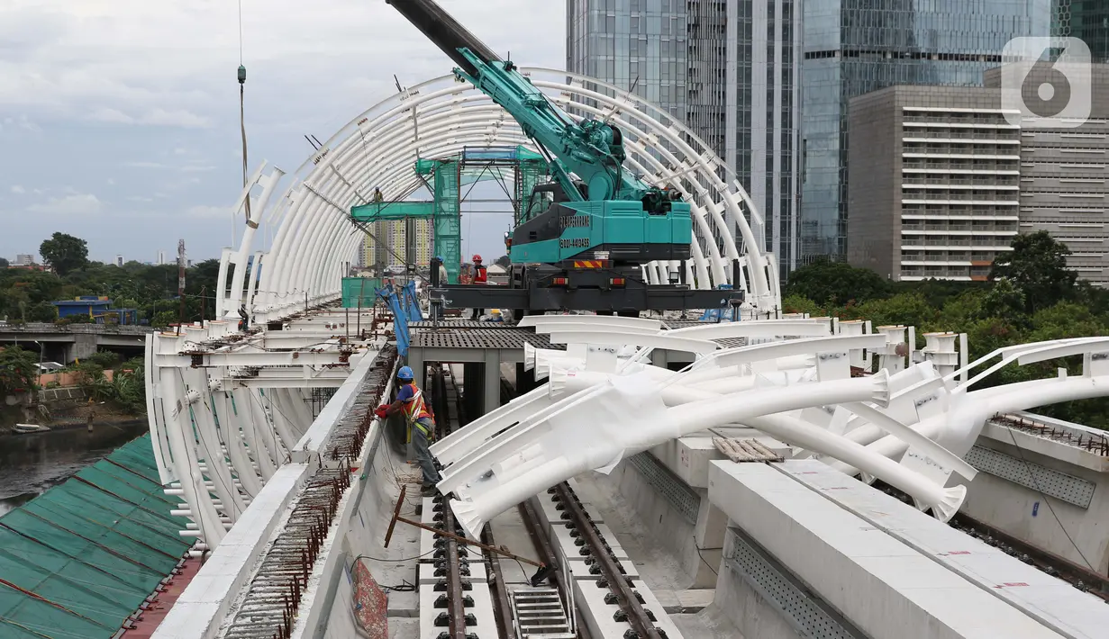 Pekerja beraktivitas menyelesaikan pengerjaan Stasiun LRT Jabodebek Dukuh Atas, Jakarta, Minggu (29/11/2020). Saat ini progres pembangunan LRT Jabodebek sudah mencapai 79,52 persen dan ditarget akan beroperasi pada pertengahan 2022. (Liputan6/Helmi Fithriansyah)
