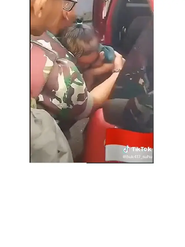 Video Aksi Anggota TNI Selamatkan Balita yang Terkunci Dalam Mobil Ini Viral