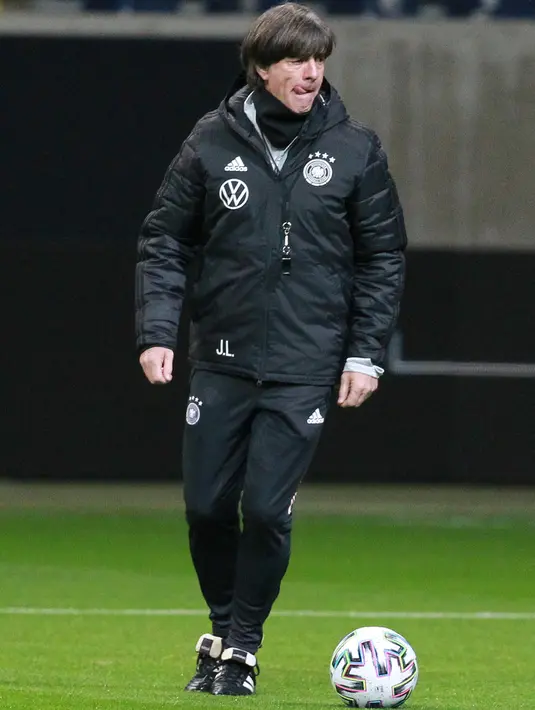 Pelatih Jerman Joachim Loew menggiring bola selama sesi latihan tim di Frankfurt am Main, Jerman barat (18/11/2019). Jerman akan bertanding melawan Irlandia Utara pada Grup C Kualifikasi Piala Eropa 2020 di Commerzbank-Arena. (AFP Photo/Daniel Roland)