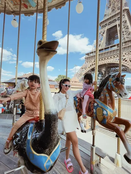 Anak kembar Syahnaz Sadiqah pun tampak sangat bahagia menikmati momen liburan mereka di Paris. (FOTO: instagram.com/syahnazs/)